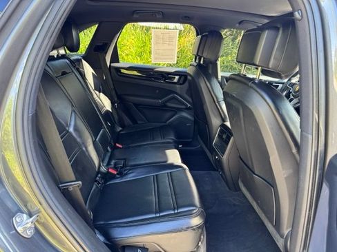Used 2023 Porsche Cayenne AWD/4WD image 17