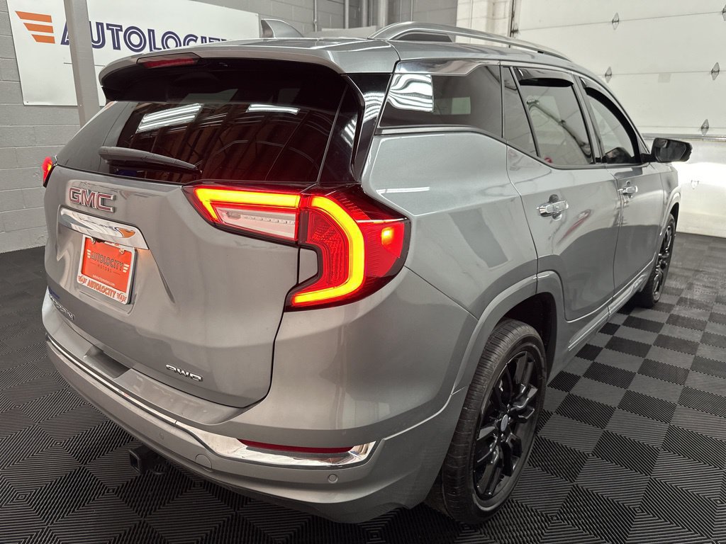 Used 2024 GMC Terrain Denali w/ Denali Premium Package AWD/4WD image 9