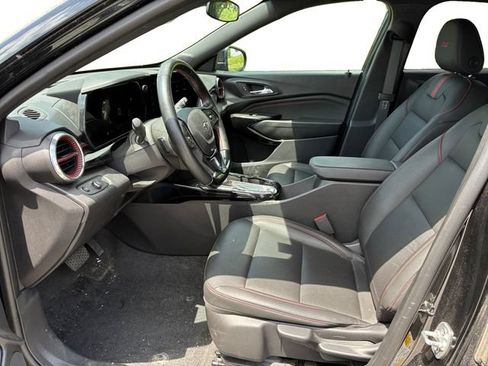 Certified 2025 Chevrolet Trax RS w/ Sunroof Package FWD image 11