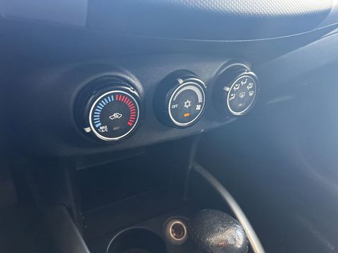 Used 2011 Mitsubishi Outlander SE image 36