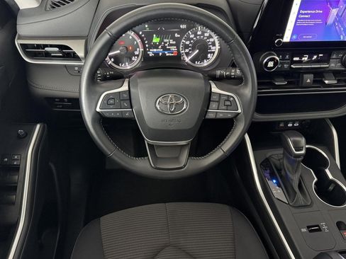 Used 2025 Toyota Highlander LE FWD image 29
