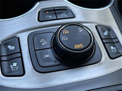 Used 2023 GMC Terrain Denali w/ Black Diamond Edition image 17