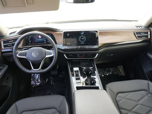 Used 2025 Volkswagen Atlas SE image 26