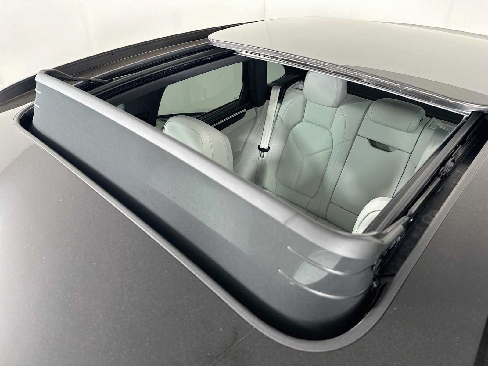 Certified 2025 Porsche Macan AWD/4WD image 22