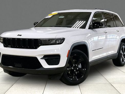 Used 2023 Jeep Grand Cherokee Laredo AWD/4WD image 2