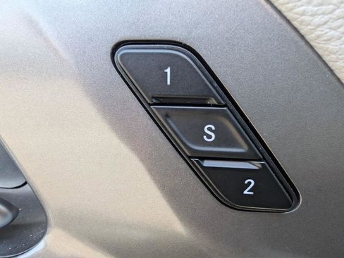 Used 2023 Chrysler Pacifica Touring-L image 3