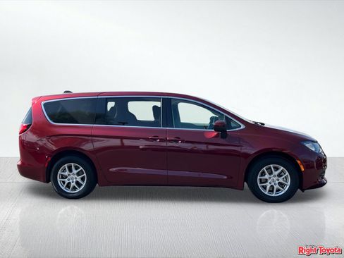 Used 2023 Chrysler Voyager LX FWD image 7