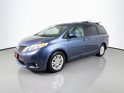 Certified 2017 Toyota Sienna XLE image 3