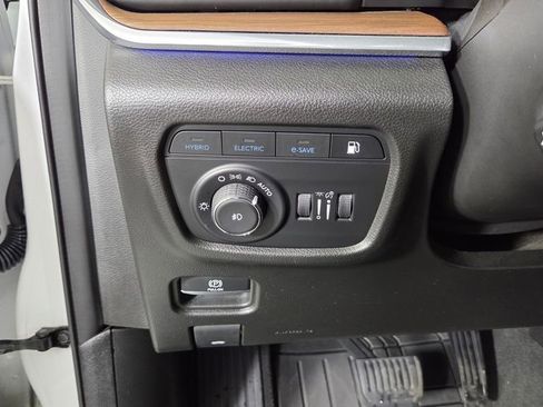 Used 2022 Jeep Grand Cherokee Summit w/ Luxury Tech Group V image 19