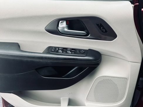 Used 2018 Chrysler Pacifica Limited w/ Tire & Wheel Group FWD image 27
