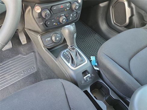 Used 2023 Jeep Renegade Latitude AWD/4WD image 29