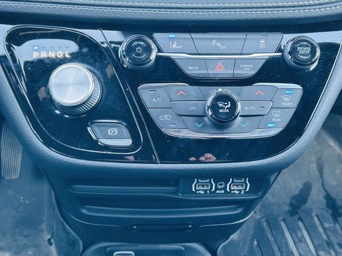 Used 2023 Chrysler Pacifica Touring-L w/ S Appearance Package image 22