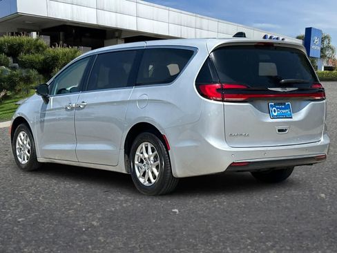 Used 2024 Chrysler Pacifica Touring-L FWD image 7