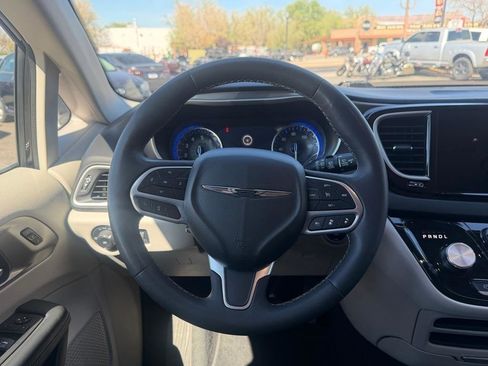 Used 2023 Chrysler Pacifica Touring-L image 17