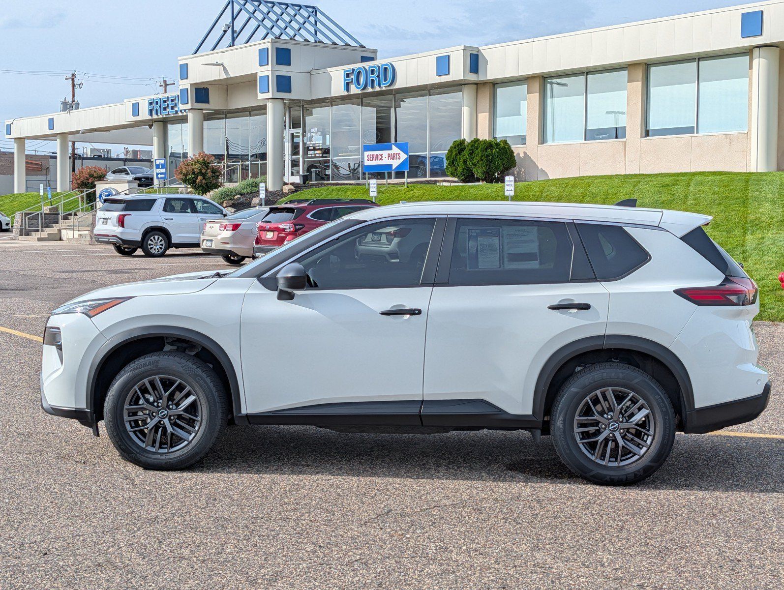 Used 2024 Nissan Rogue S FWD image 2