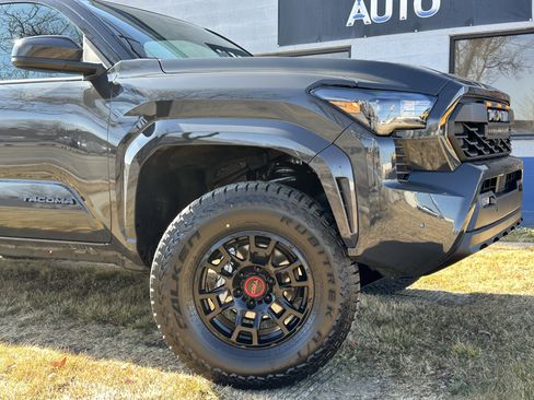 Used 2025 Toyota Tacoma SR5 image 3