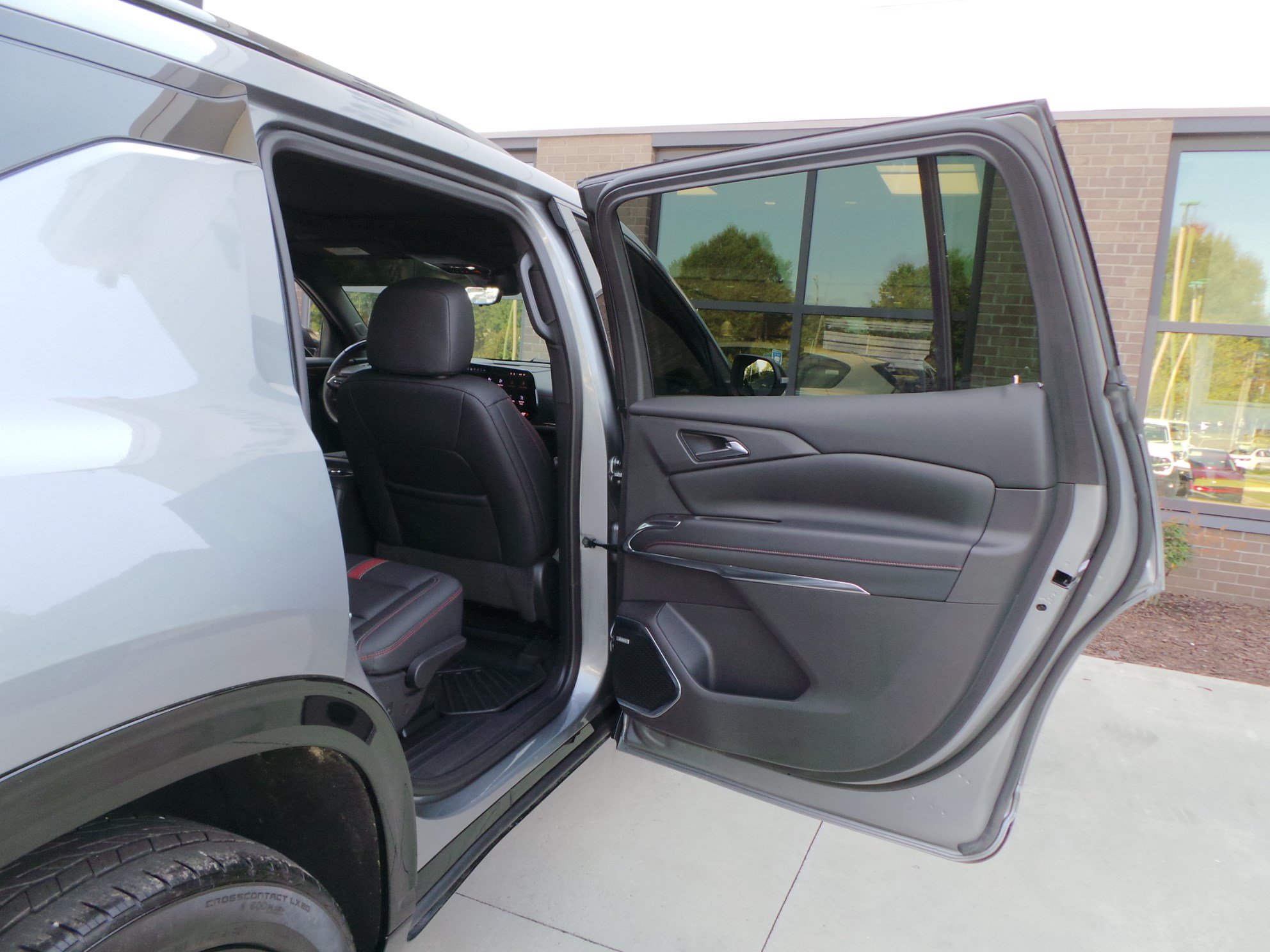 Used 2025 Chevrolet Traverse RS FWD image 39