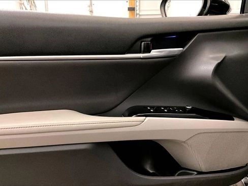 Used 2020 Toyota Camry XLE w/ Sunroof Package image 23