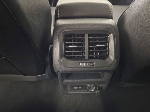 Used 2024 Volkswagen Tiguan SE image 26