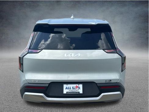 Used 2024 Kia EV9 Light Long Range RWD image 9