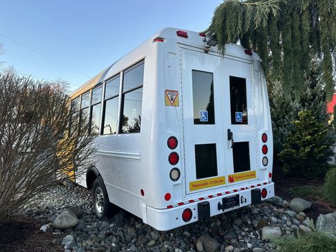 Used 2014 Chevrolet Express 3500 image 2
