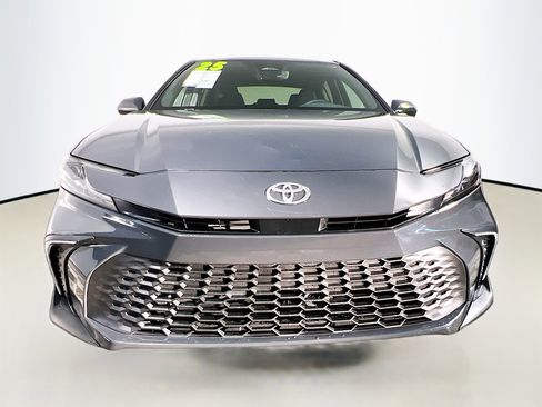 Used 2025 Toyota Camry SE image 11