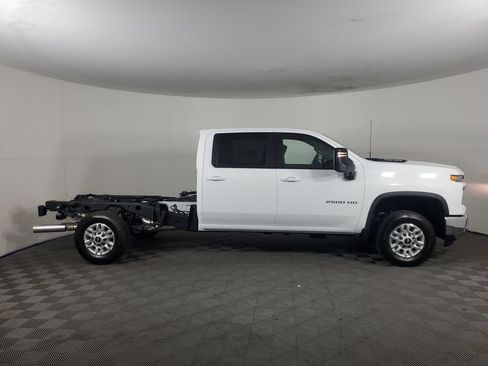 New 2026 Chevrolet Silverado 2500 LT w/ Convenience Package AWD/4WD image 2