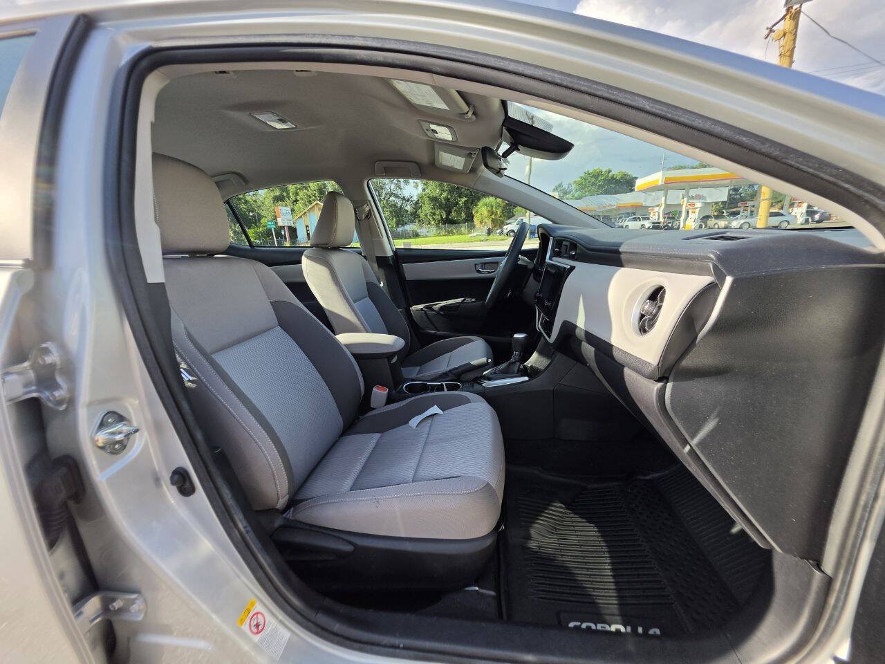 Used 2018 Toyota Corolla LE FWD image 18