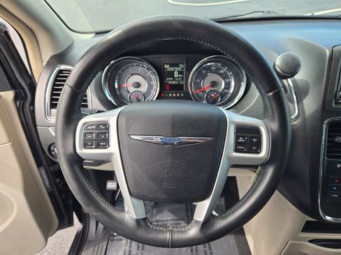 Used 2014 Chrysler Town & Country Touring FWD image 34