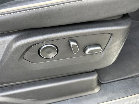 Used 2025 Cadillac Escalade ESV Premium Luxury image 60