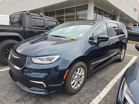 Used 2023 Chrysler Pacifica Touring-L image 4