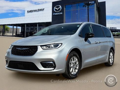 Used 2024 Chrysler Pacifica Touring-L FWD image 2