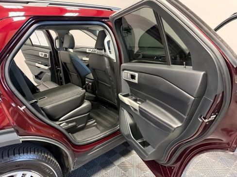 Used 2022 Ford Explorer XLT w/ Equipment Group 202A AWD/4WD image 28