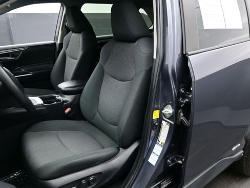 Used 2020 Toyota RAV4 XLE image 11