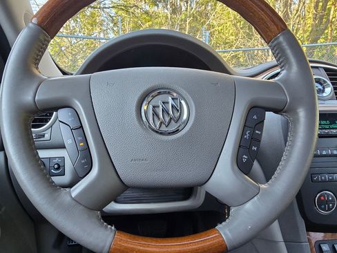 Used 2010 Buick Enclave CXL image 3