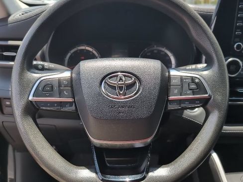 Used 2020 Toyota Highlander L FWD image 11