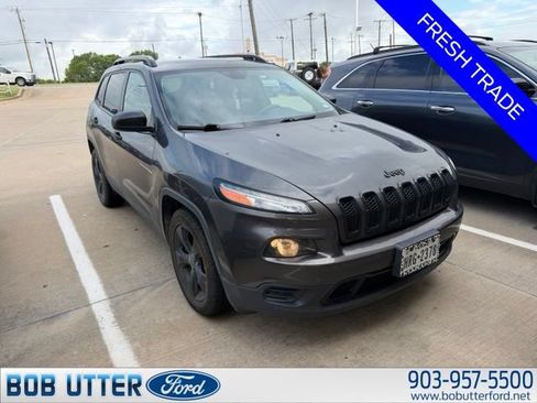 Used 2016 Jeep Cherokee Sport FWD image 2