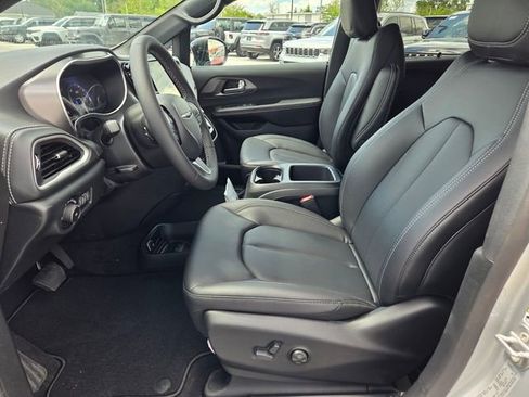 New 2026 Chrysler Pacifica Select image 3