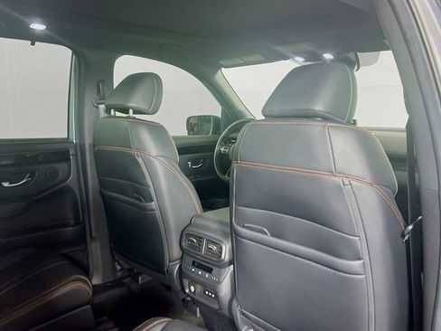 Used 2025 Honda Pilot TrailSport image 8