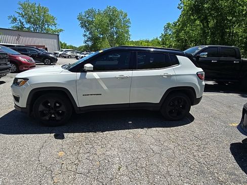 Used 2018 Jeep Compass Latitude w/ Popular Equipment Group FWD image 3