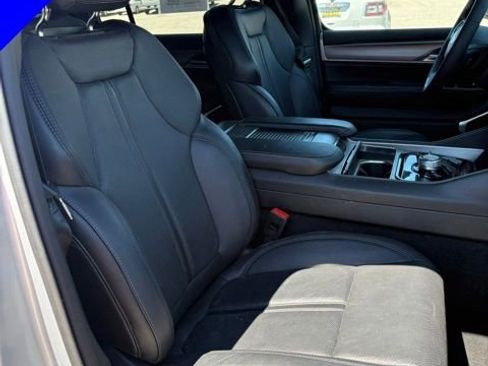Used 2025 Jeep Wagoneer L Series II w/ 8-pass Seating Package AWD/4WD image 30