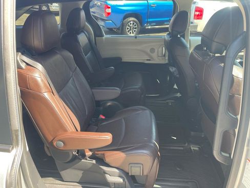 Used 2022 Toyota Sienna Platinum w/ Protection Package (TMS) image 29