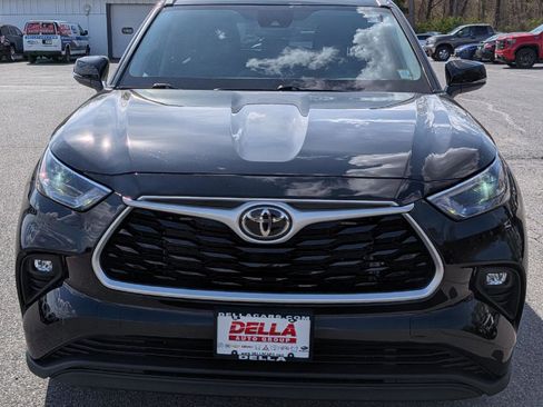 Used 2022 Toyota Highlander XLE AWD/4WD image 2