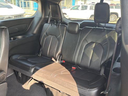 Used 2025 Chrysler Pacifica Select FWD image 18