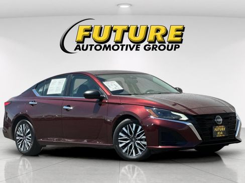 Used 2025 Nissan Altima 2.5 SV FWD image 1