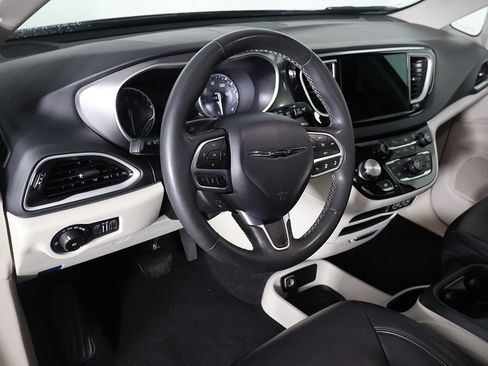Used 2023 Chrysler Pacifica Touring-L image 24