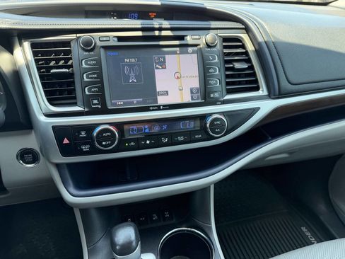 Used 2015 Toyota Highlander Limited Platinum AWD/4WD image 23
