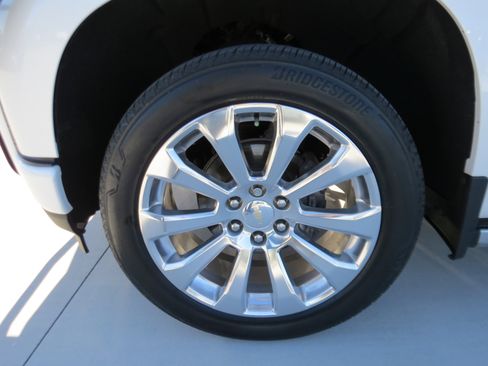 Used 2022 Chevrolet Silverado 1500 High Country w/ Technology Package image 9