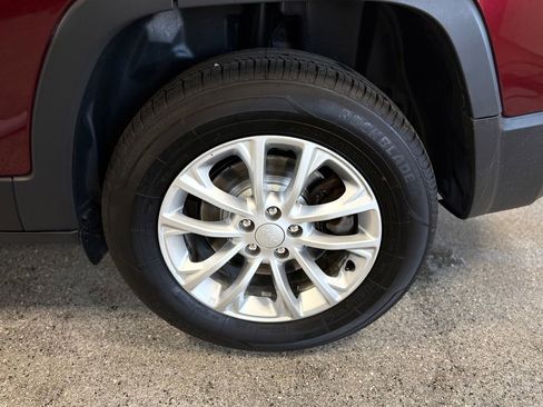 Used 2019 Jeep Cherokee Latitude AWD/4WD image 23