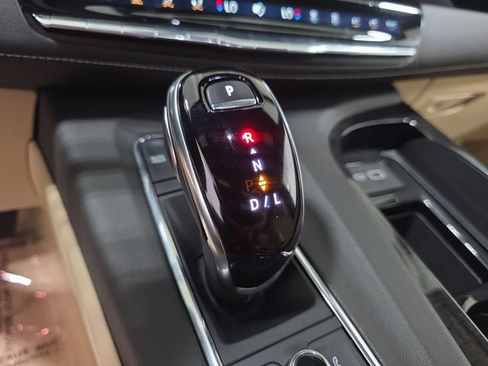 Used 2024 Cadillac Escalade Premium Luxury AWD/4WD image 24